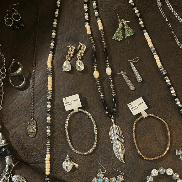 Assorted Jewelry Collection - Picture 9 of 12